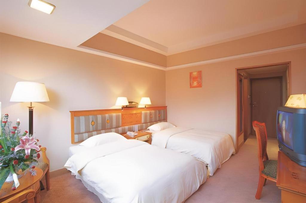 Wings Hotel Canton Extérieur photo